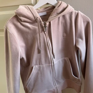 Juicy couture kofta - En ljusrosa juicy couture kofta i nyskick, storlek s💘💘💘