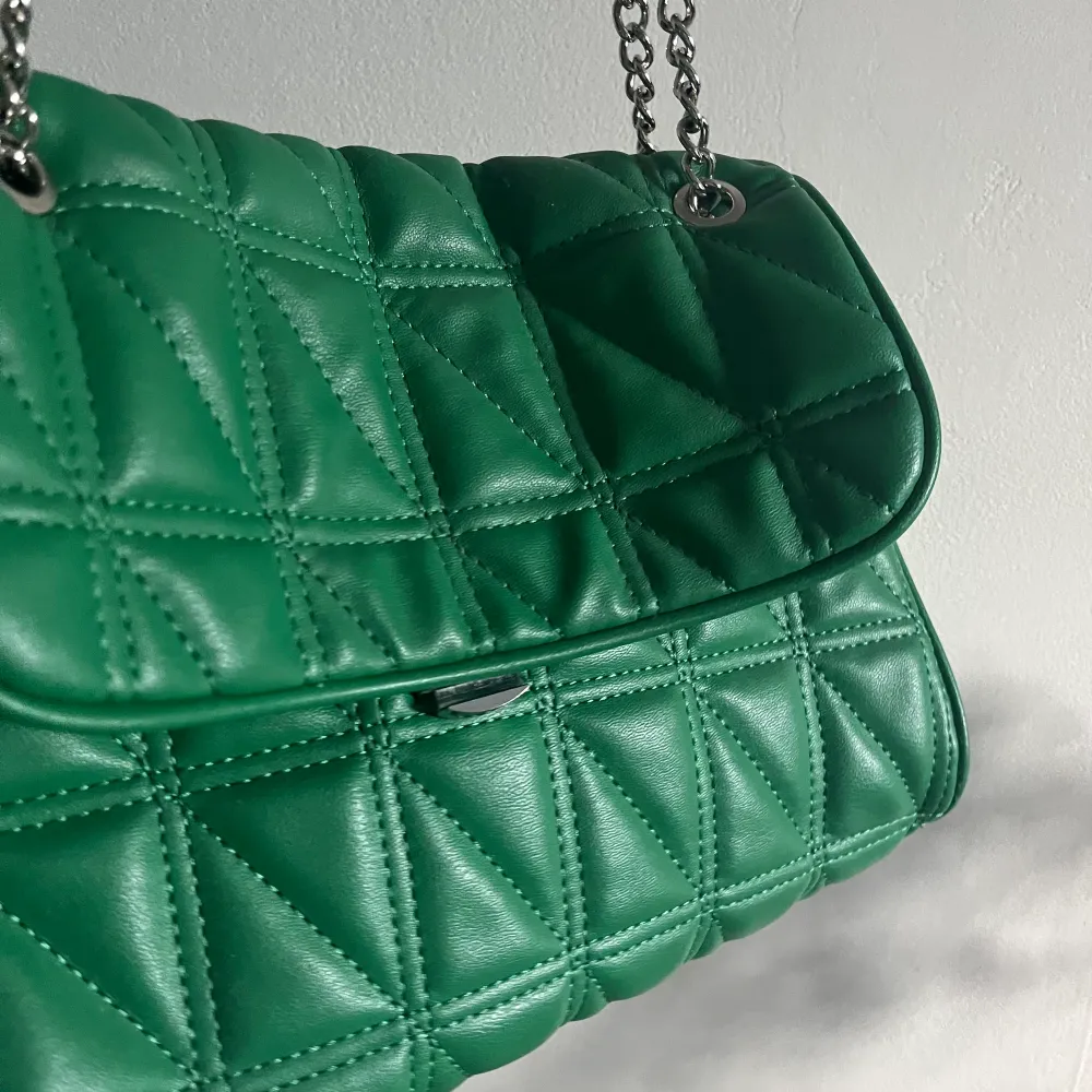 Säljer denna jättefina gröna handväska 💞💞kommer tyvärr inte längre till användning! Väldigt rymlig . Väskor.