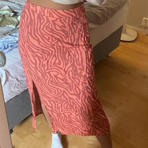 Oanvänd kjol med zebramönster från GinaTricot.