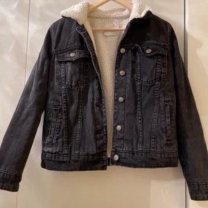 Jeans Jacka med foder - Jackan är i str: xs och är i fint skick. Jackan sitter som en xs.