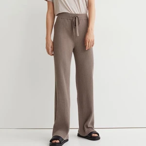 Ribbad byxa i kashmirmix - Jättefina raka byxor i 50% kashmir o 50% bomull från hm🤍  Samma byxor som första bilden fast bruna, storlek S, samma som modellen bär🤍Aldrig använda o lappen är kvar. 