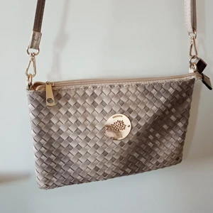 Mulberry axelremsväska i skinn - Flätat skinn med fodrad insida med fack. 