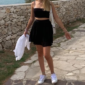 Svart volang kjol ifrån NA-KD - Super söt kjol som passar året om i storlek xs!