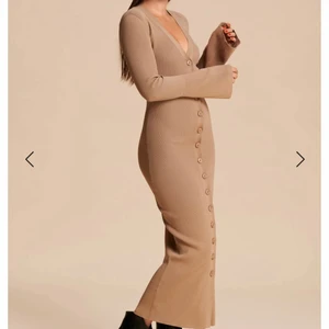 Adoore Milano dress beige - Säljer denna sjukt fina klänningen från adoore i beige☺️🤍Den är aldrig använd så den är i nyskick🥰Så fin till våren och sommaren🤍 Nypris : 1 495kr   Mitt pris: 400kr + frakt. Har fler klänningar från adoore i min profil för er som är intresserade🤎