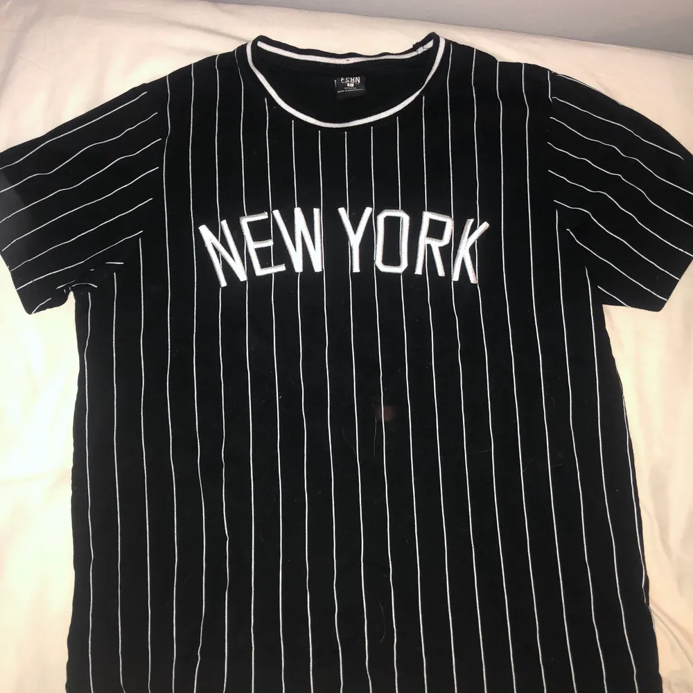Randig New York T-shirt storlek L. T-shirts.