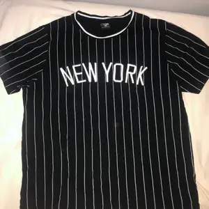 Randig New York T-shirt storlek L