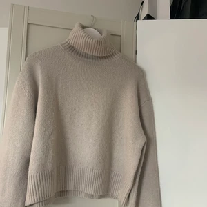 Stickad polotröja - Stickadtröja med polokrage från hm, perfekt till vår/sommar och använd ca 3 gånger så är i fint skick, storlek XS! 