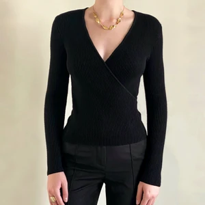 Svart tröja  - En svart ribbad långarmad tröja. Den är från AMISU och nästan helt oanvänd. I storlek L men passar M. 