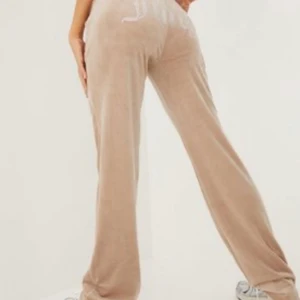 Juicy byxor i beige storlek XXS  - Diamant juicy byxor som är jätte fina men tyvärr inte passar köpte för 2 månader sen så ganska nya