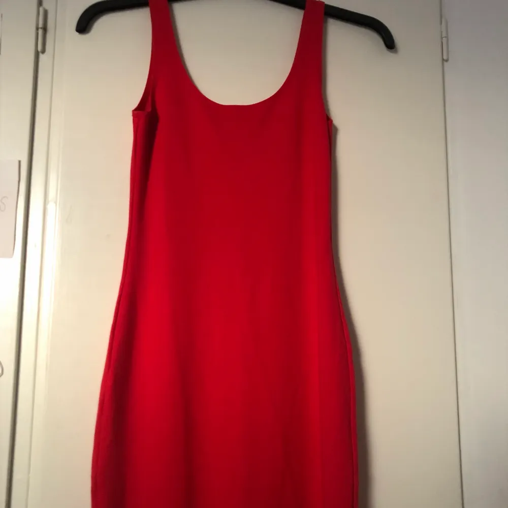 Denna röda snygga klänning är ifrån BikBok i storlek small. Den är en tajtare variant och framhäver kroppens kurvor! Jag säljer den då den är för liten för mig. Klänningen är använd ett fåtal gånger på speciella tillfällen. Jag tror klänningen kostade mellan 300-500 men säljer den för endast 99. . Klänningar.