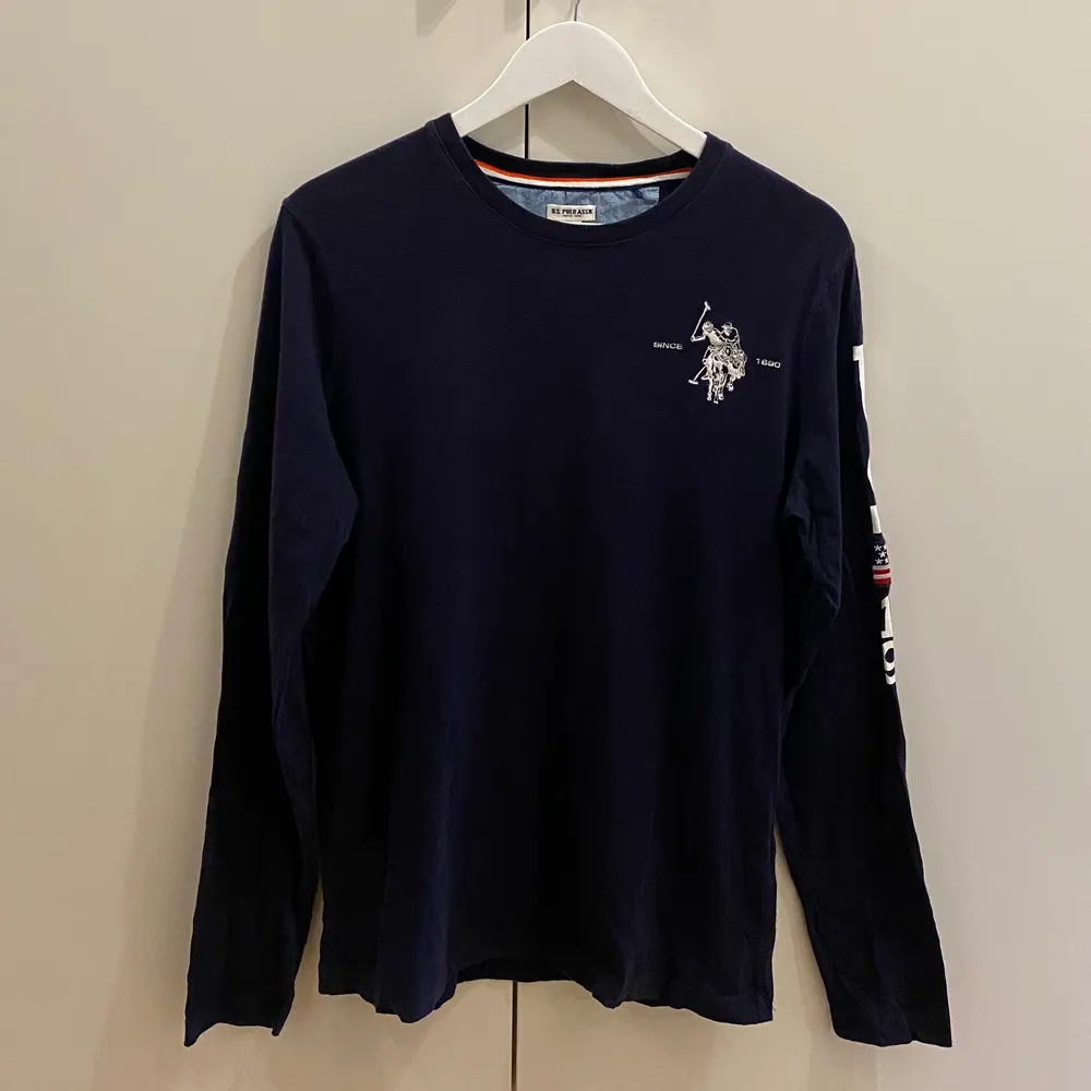 Långärmad mörkblå tröja från U.S. Polo Assn. Herrmodell, storlek M. Fint skick. T-shirts.