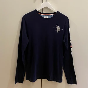 Långärmad tröja U.S. Polo Assn. Strl. M - Långärmad mörkblå tröja från U.S. Polo Assn. Herrmodell, storlek M. Fint skick