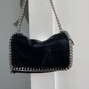 Tiamo väska  - VÄSKAN ÄR INTE SÅLD ❗️❗️❗️ Knapparna i väskan är rostiga men annars är allt i bra skick.        