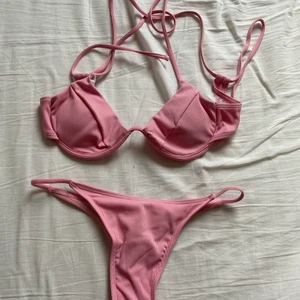 Bikini oanvänd - Säljer denna jättefina bikini som tyvärr inte passar mig! Den är oanvänd och i storlek S! 💕🙌🏽