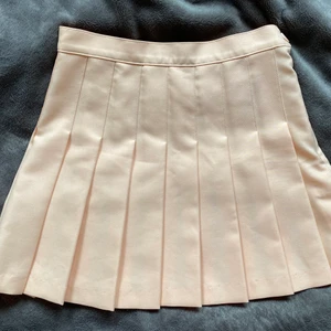 Kjol - Jättefin kjol från American Apparel i en lite aprikos färg som jag köpt här från plick! Strl M men sitter bra på mig som oftast har S