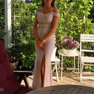 Balklänning - Använd 1 gång, storlek 32, nypris 1800kr, är 165cm lång, köparen står för frakt