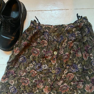 Långkjol - Tunn, lång kjol i ett luftigt material med fint mönster! 