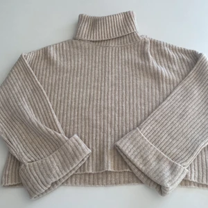 Stickad tröja  - super härlig stickad tröja som är perfekt till vintern eller hösten! skulle passa super med ett par jeans eller till och med me en kjol vilket är super trendigt nu!