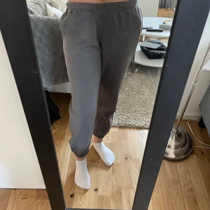 Gråa mjukisbyxor  - Sköna mjukisbyxor från Gina storlek M. Kan både mötas och skickas men du står för frakten 🥰 Skriv vid frågor eller mer bilder