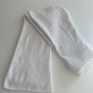 Gina set - Säljer denna sjukt mysiga setet fårn gina! Fluffig och vit som knappt blivit använd! Byxorna är även lite utsvängda och sitter lite loosefit