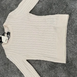 Stickad tröja bikbok - Helt oanvänd vit stickad tröja ifrån Bikbok med prislappen kvar, lite mönster i den, i strl S                                                         50kr+frakt 