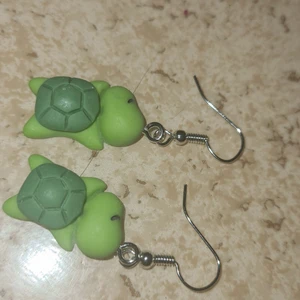 Örhängen  - Gulliga Örhängen men häng oanvända och när någon köper dem får den bestema om den vill ha Örhängen eller att man gör Örhängena själv 