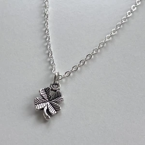 Halsband fyrklöver - Säljer nu detta halsband med en fyrklöver på! Går även att få med svart band:) halsbanden är 40-42cm runt💖💖 frakt alltid 13kr