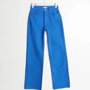 Blåa jeans  - Säljer dessa super snygga jeans från Gina då de inte längre kommer till användning. Mycket bra skick.            Köparen står för frakten💙 