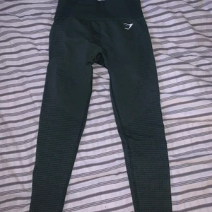 Oanvända Gymshark tights - Säljer dessa gymsharks tights i en superfin mörkgrön färg! Har aldrig kommit till användning och är därför endast provade🖤