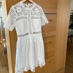 By Malina Flower Dress - Säljer min fina studentklänning från By Malina. Endast använd en gång och den är i perfekt skick! Älskar den, men kommer tyvärr inte till användning, och hoppas att nån av er som tar studenten nu hellre vill ha den! Nypris: 2499kr. Köpare står för frakt 💕