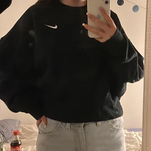 Nike tröja - Svart sweatshirt från nike. Jättefint skick och knappt använd😍