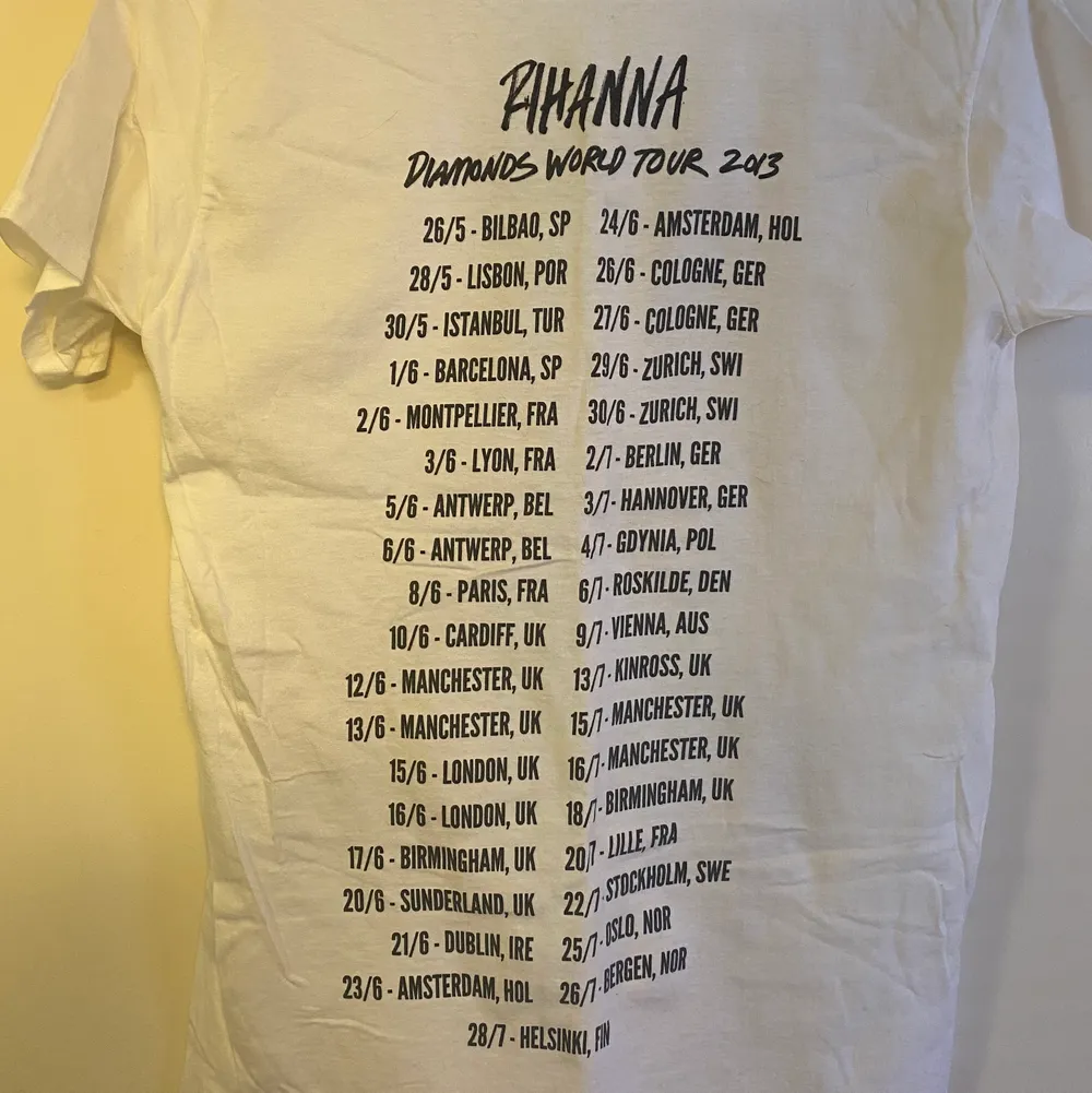Supersnygg Rihanna t-shirt som jag köpte på hennes konsert i globen, Stockholm 2013. Nyskick, inga defekter. Aldrig använd, endast tvättad en gång och sen legat vikt i garderoben, därav lite skrynklig. Storlek S 💎. T-shirts.