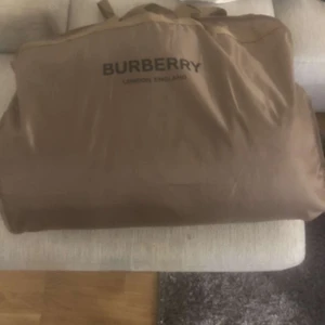 Burberry jacka/väst - Vill sälja min helt nya Burberry jacka som är helt ny använd ett fåtal gånger säljs pågrund av att den lite stor på mig där den är köpt för 14200 storleken är xs men passar även S och M eftersom storleken är lite stor i storleken kvitto påse allt ingår jackan kan även bli en väst genom att bara ta bort armarna så man kan använda den på både sommaren och vintern men priset som jag har lagt är 9000 tusen men kan diskuteras om det blir någon snabb afär av det. 