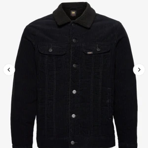 Jeansjacka Lee - Säljer min fina jeansjacka från Lee i storlek L. Skulle säga att den sitter mer som M. Använd ett fåtal gånger, dvs i mycket bra skick