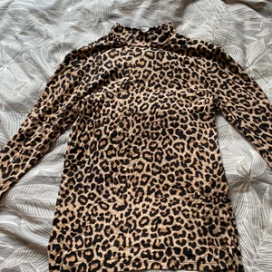 Leopard tröja med hög hals - Köpt på Newyorker, aldrig använd