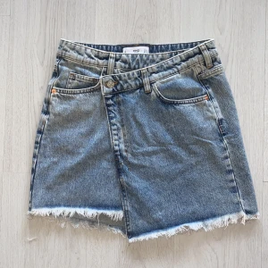 Omlott kjol - Superfin omlott jeanskjol. Inget att anmärka på då den e oanvänd🤍  FRAKTEN INGÅR