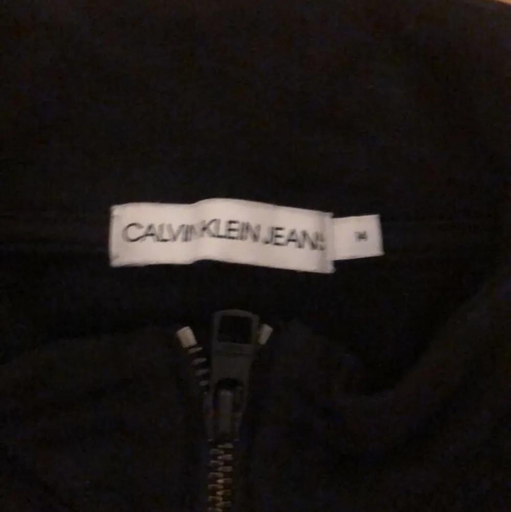 Jag tänkte att jag kunde sälja denna fina sweatshirten från Calvin Klein. Tröjan är använd ett par fåtal gånger men är i väldigt bra skick. Skriv gärna om du har funderingar🥰. Hoodies.