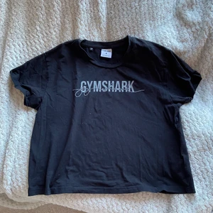 Gymshark T-shirt - Säljer denna gymshark t-shirt i fint skick🤍
