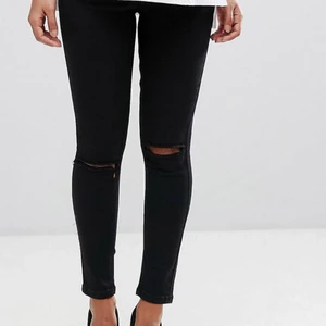 Nya  rippade skinny mamma jeans ASOS. M - Helt nya med lapparna kvar. Från ASOS MATERNITY, Svarta skinny jeans med rippade knän i grymt mjukt och stretchigt tyg såklart ❤️🙏🏻❤️ Medium men passar nog alla mellan S-L 😊. NYPRIS CA 499. Kom med bud/byte? 😍🙏🏻❤️🌹