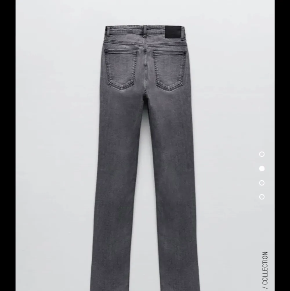 Lägger upp igen pga oseriös köpare! Ett par gråa sjukt snygga jeans från Zara med slit där nere, använda 1-2 gånger så i nyskick! Säljer då de inte kommer till användning längre, jag är 163 och de är perfekt i längd!💗💗. Jeans & Byxor.