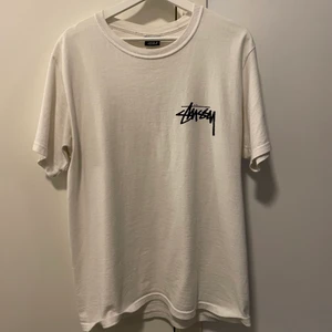 Our Legacy work shop x stussy - Storlek 48/M och knappt använd, är i nyskick! Köparen står för frakt (60kr). Vid frågor eller andra funderingar så skriv bara 👍🏻