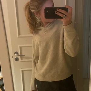Stickad hoodie - Säljer en beige stickad hoodie, köpare står för frakten!!