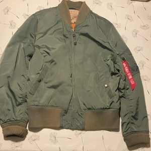 Grön bomberjacka från Alpha industries  - I letan efter en vårjacka? Då har du kommit rätt! Säljer min bomberjacka som är i bra skick från Alpha industries och är en aning för stor för mig, men perfekt om man vill ha en mer oversize fit. Bomberjacka är ju även påväg på att bli trendig igen!