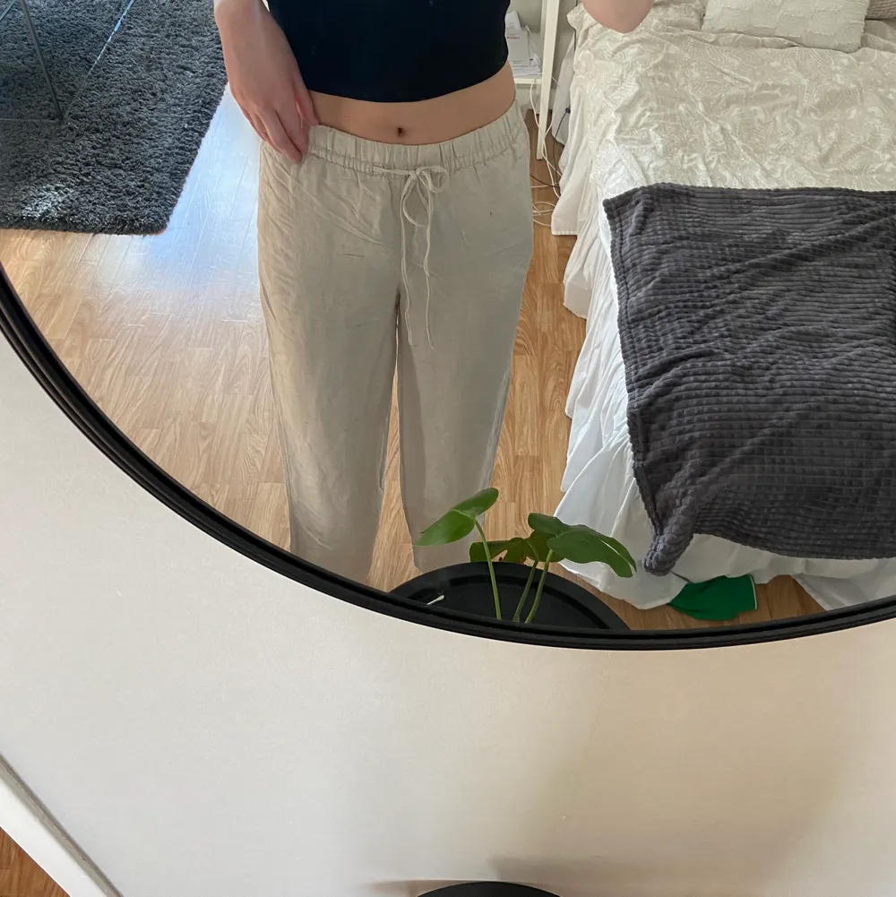 Säljer ett par helt nya beiga linnebyxor i strl XS från H&M. Säljer för att jag inte känner mig bekväm i dem och hade velat haft de någon cm längre pga för lång (174cm). Jeans & Byxor.