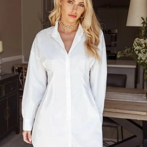 Skjortklänning  - ‼️Första bilden är liknande klänning och passform‼️ Slutsåld skjortklänning från BikBok som inte kommer till användning. Den är smalare vid midjan. Frakten ingår 