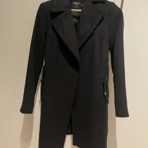 Kappa xs - Knappt använd svart kappa i super bra skick. Storlek 32/xs. 