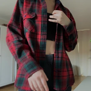 Rutig röd skjorta - Rutig röd/grön skjorta köpt på Beyond Retro. Är gjord av lite tjockare o slittåligare material. Något stixig. Köparen står för frakt :) hör av dig om du har frågor eller vill ha fler bilder😊
