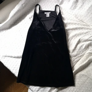 H&M strl XS - Fint svart linne i sammet, stretchigt material. 