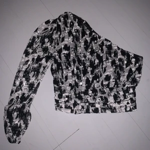 Topp med en ärm  - En jättefin topp med en ärm i coolt mönster från Isabel marant, aldrig använd❤️