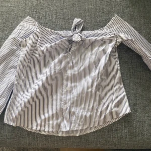 Blus  - Blus ifrån tessie i storlek S.